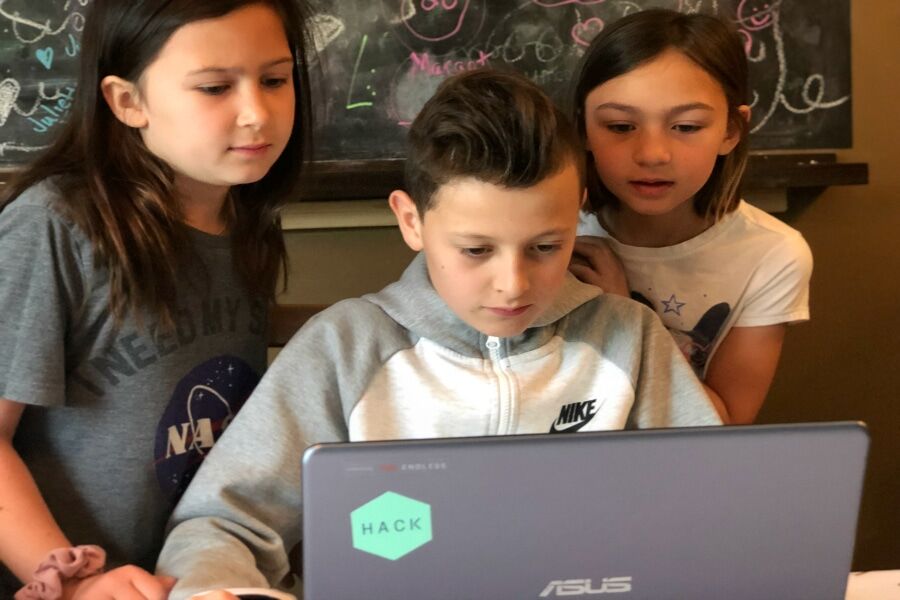 siblings on computer